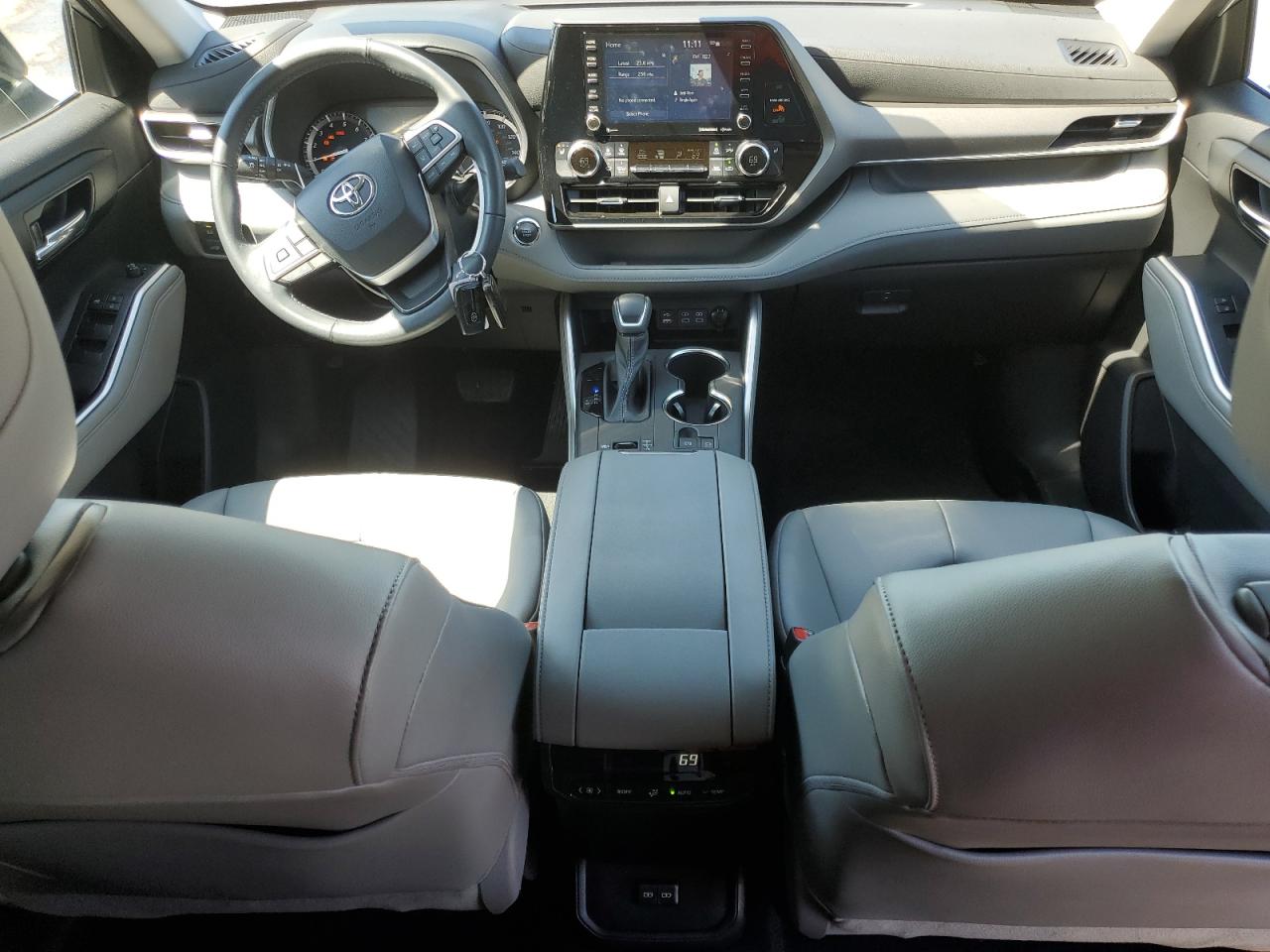 2022 Toyota Highlander - Image 8