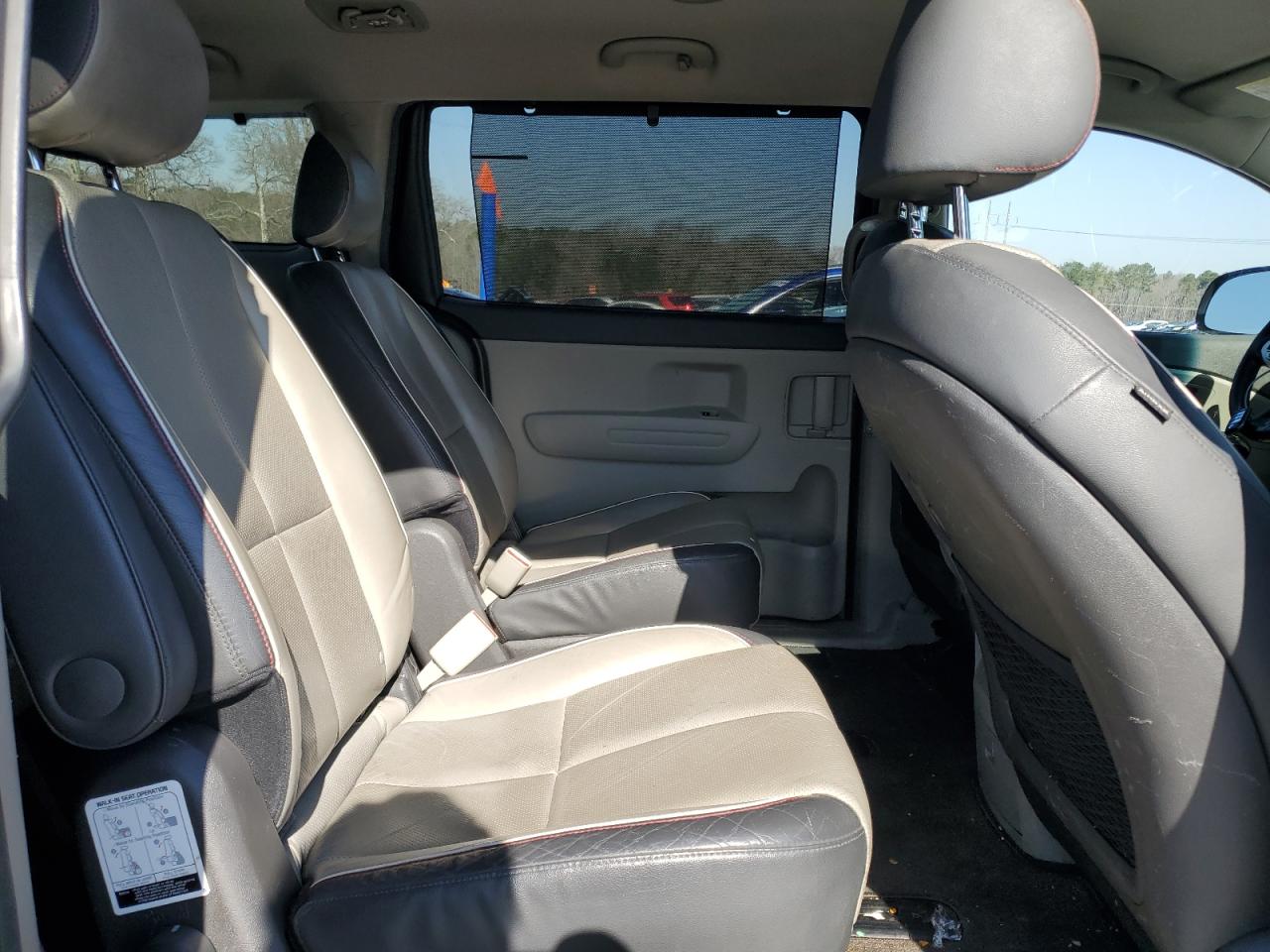 2017 Kia Sedona - Image 11
