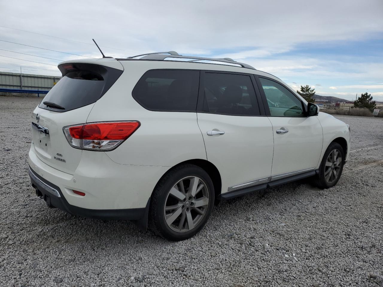 2015 Nissan Pathfinder - Image 3