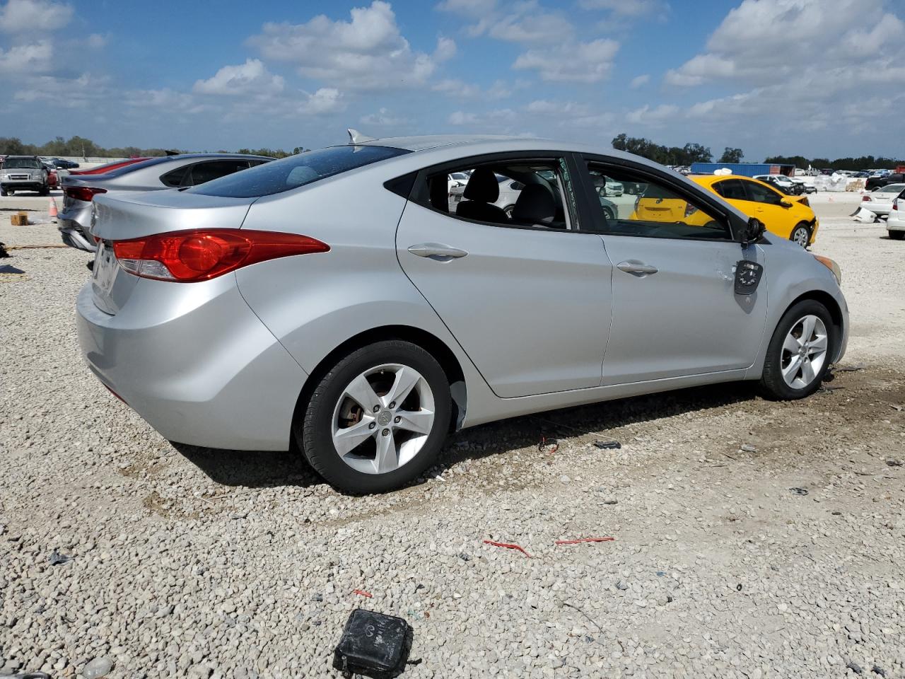 2012 Hyundai Elantra - Image 3