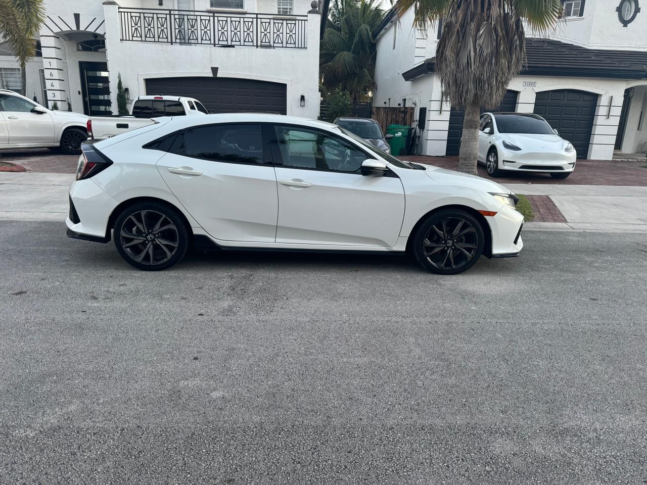 VIN: SHHFK7H40HU403525 Auction: COPART Lot: 48743185 Location: FL - MIAMI SOUTH VIN: SHHFK7H40HU403525 HONDA CIVIC 2017 WHITE Photo 5