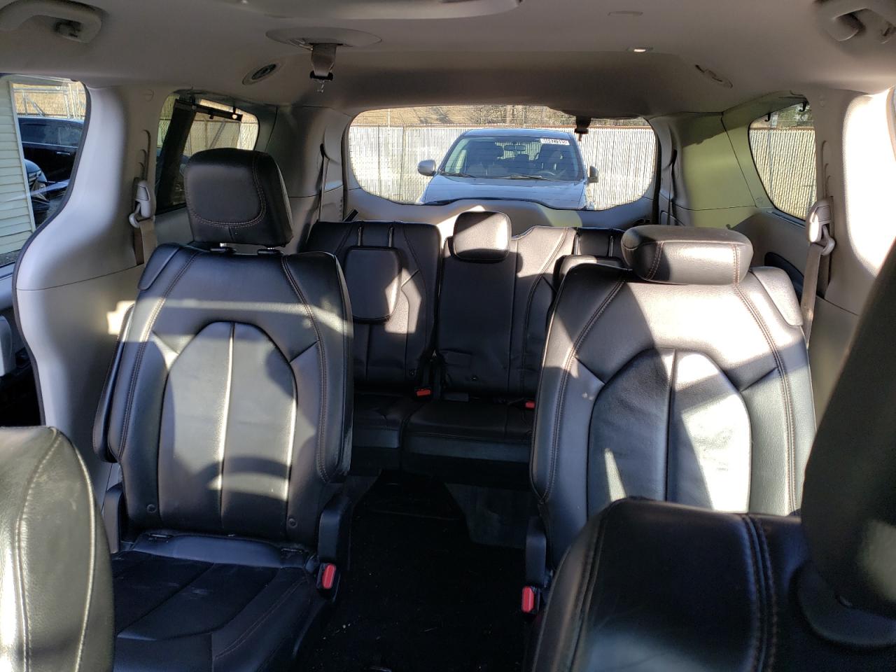 2017 Chrysler Pacifica - Image 10