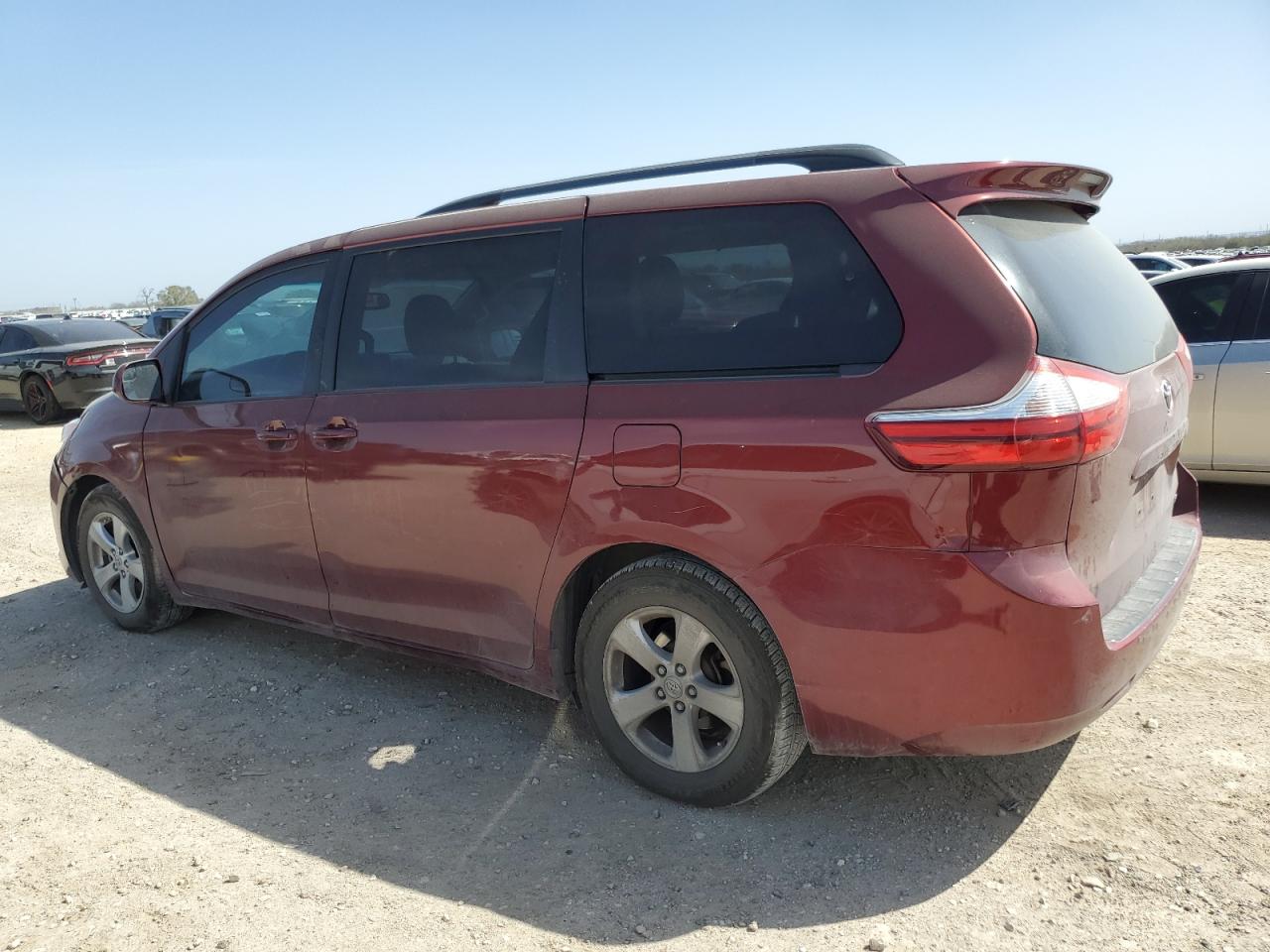 2015 Toyota Sienna - Image 2