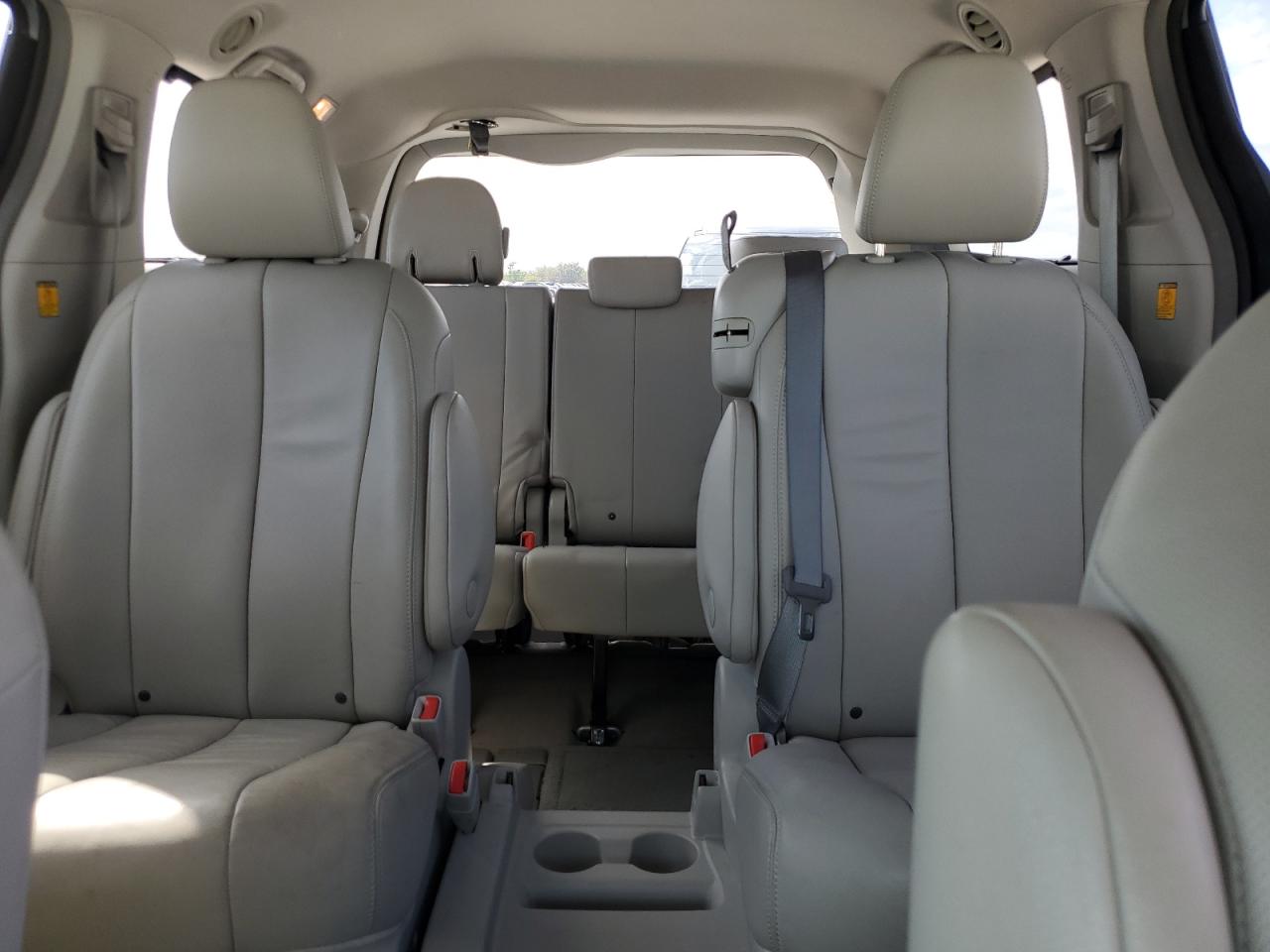2013 Toyota Sienna - Image 10