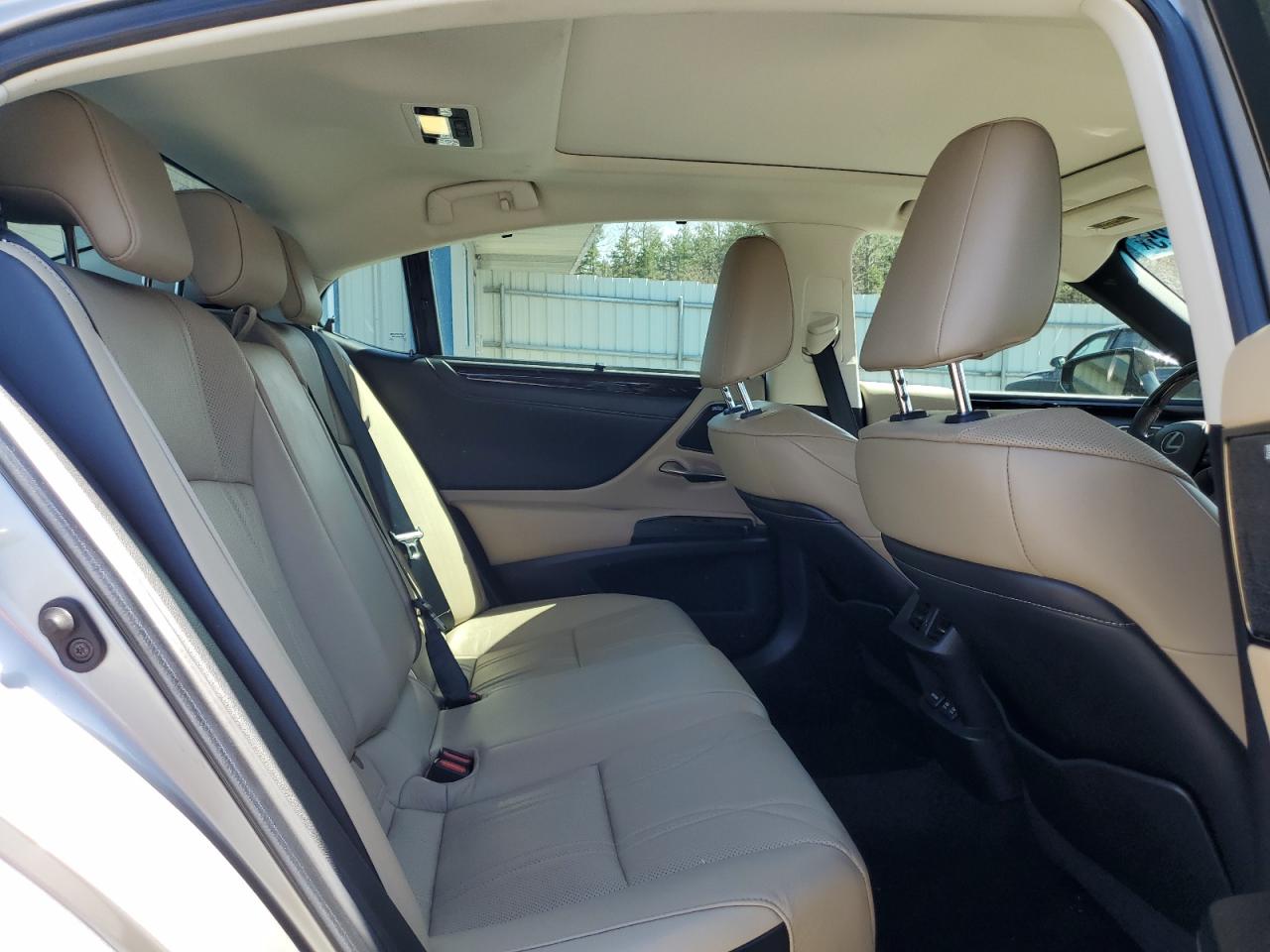 2020 Lexus ES - Image 10