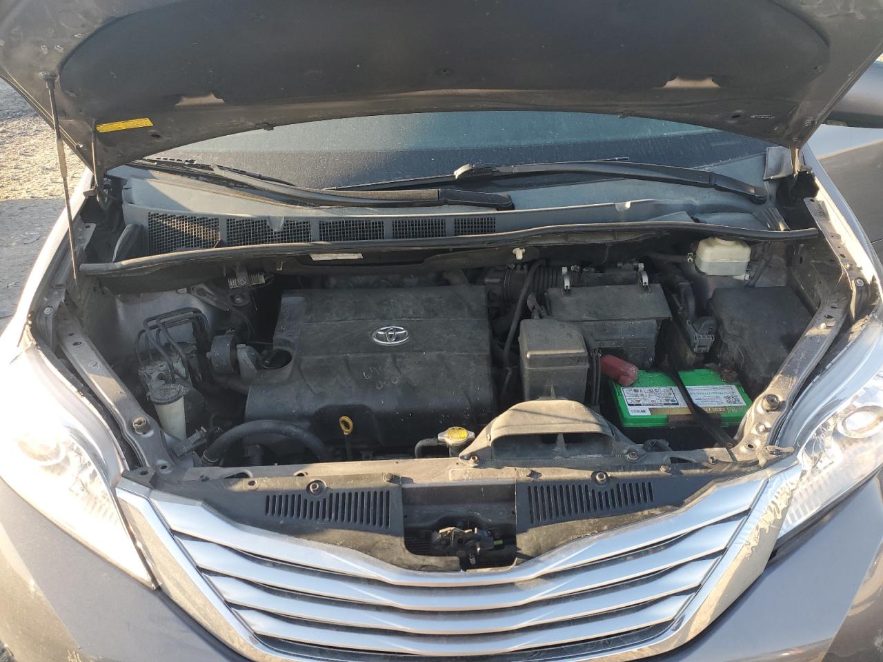 2011 Toyota Sienna - Image 12