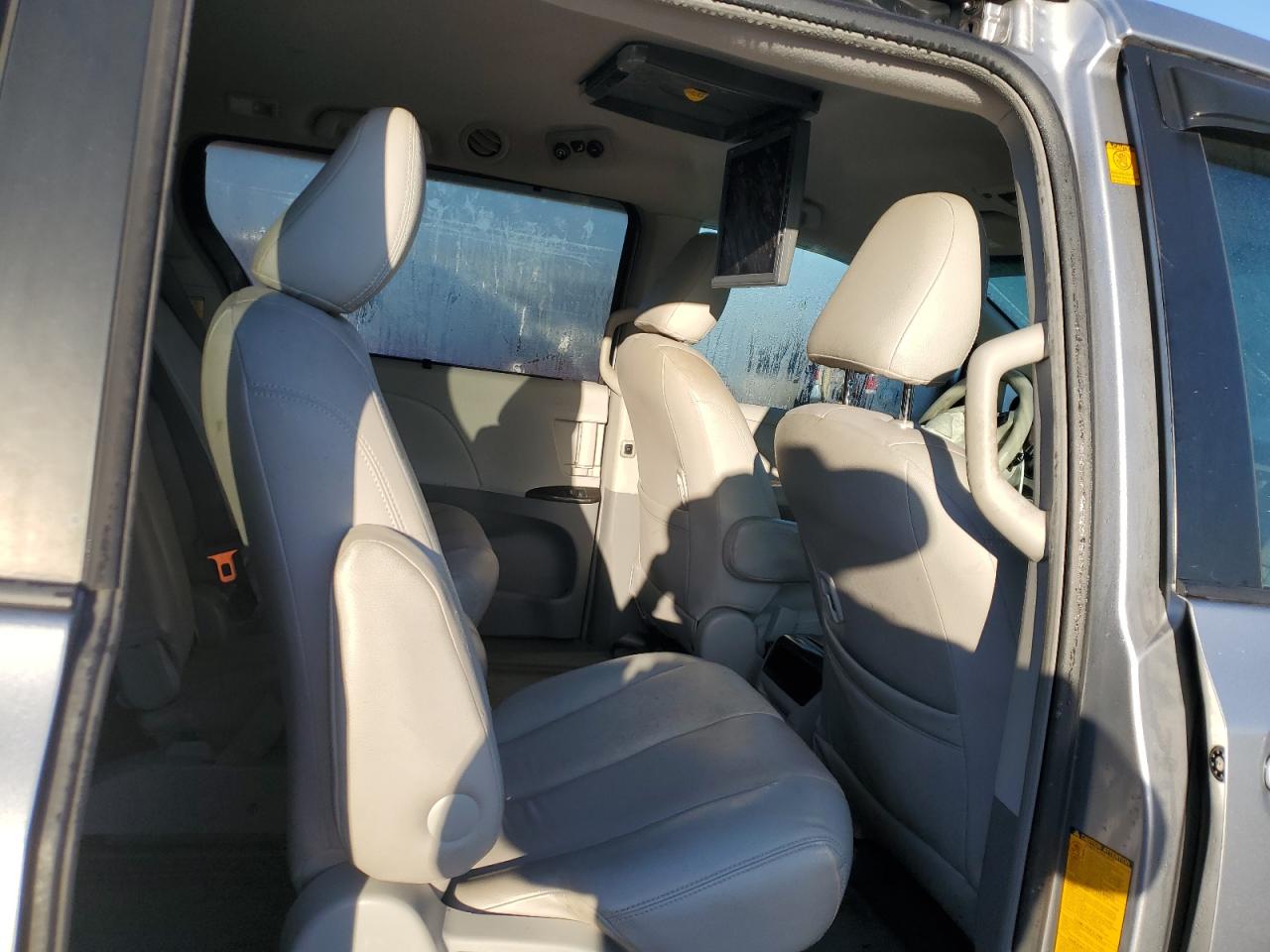 2011 Toyota Sienna - Image 11