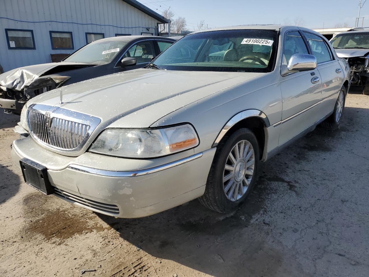 2004 Lincoln Town Car - Image 1