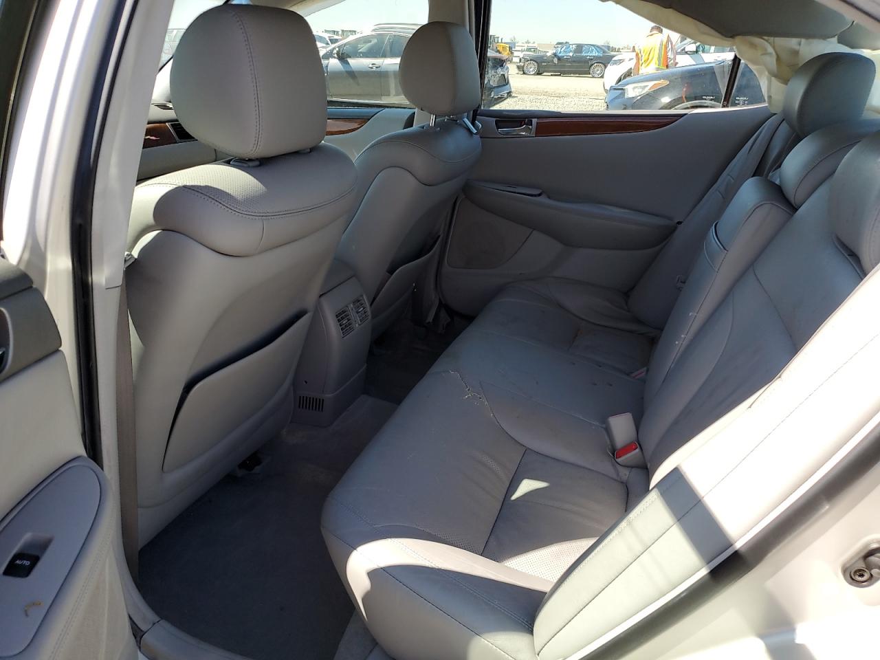 2005 Lexus ES - Image 10