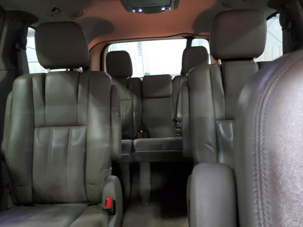2013 Chrysler Town & Country - Image 10