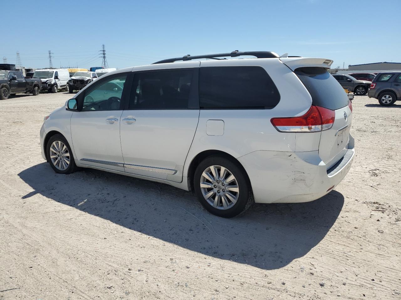 2014 Toyota Sienna - Image 2