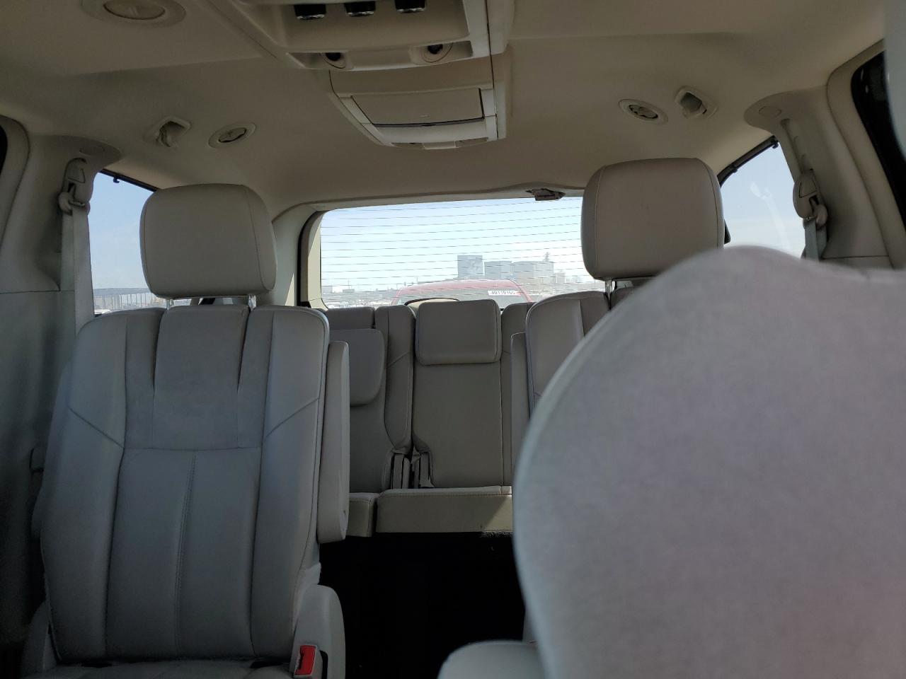 2013 Chrysler Town & Country - Image 10
