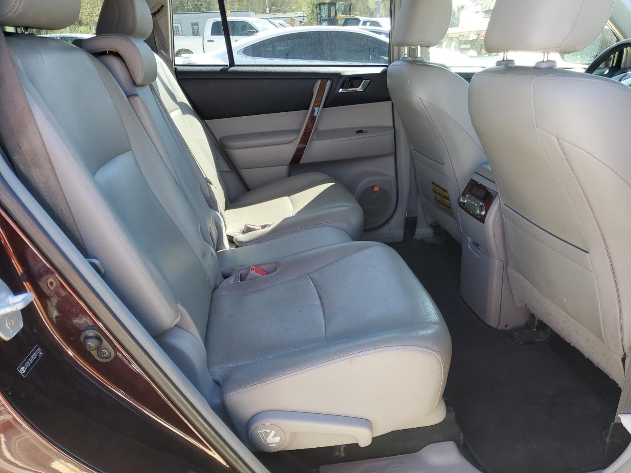 2013 Toyota Highlander - Image 11