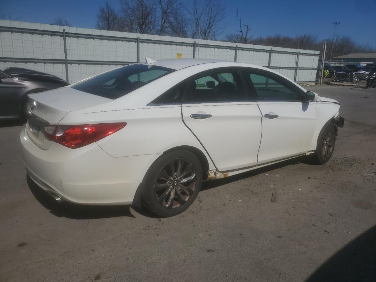 2011 Hyundai Sonata - Image 3