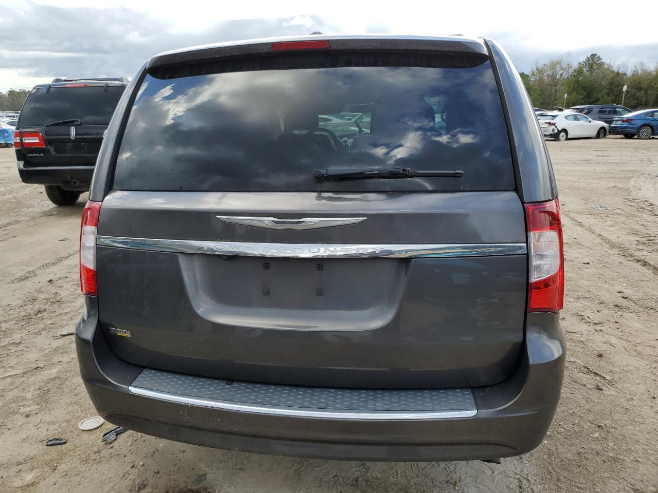 2016 Chrysler Town & Country - Image 6