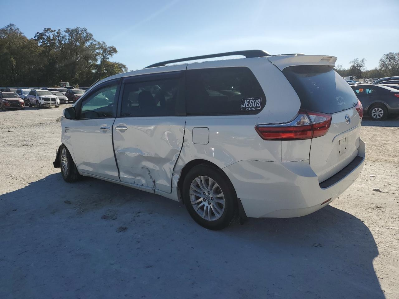 2017 Toyota Sienna - Image 2