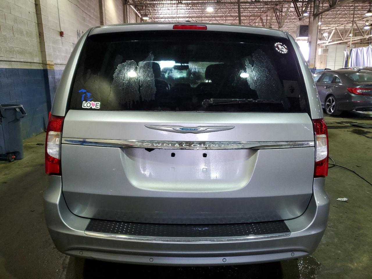 2016 Chrysler Town & Country - Image 6