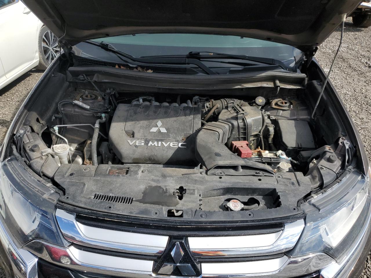 2016 Mitsubishi Outlander - Image 12