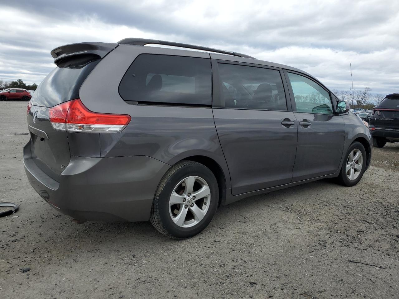 2013 Toyota Sienna - Image 3