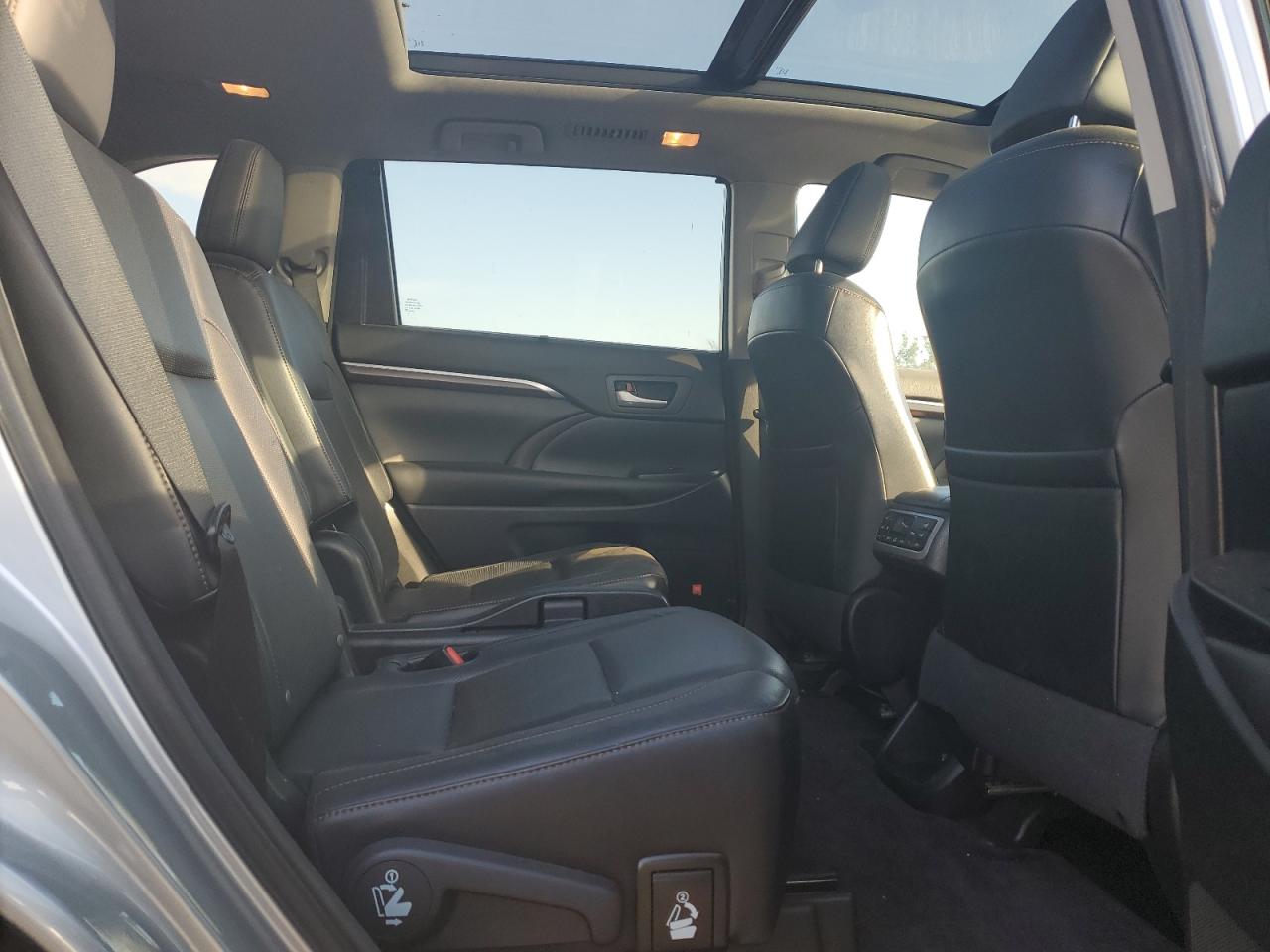 2015 Toyota Highlander - Image 11