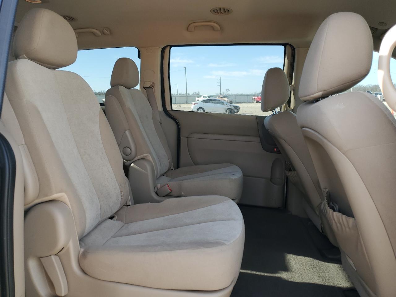 2011 Kia Sedona - Image 11