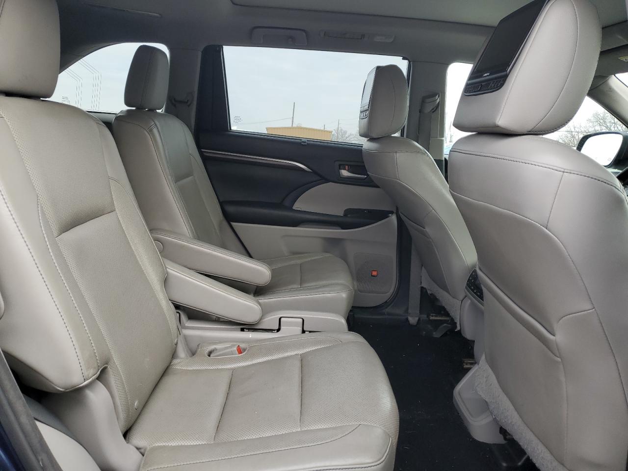 2015 Toyota Highlander - Image 11