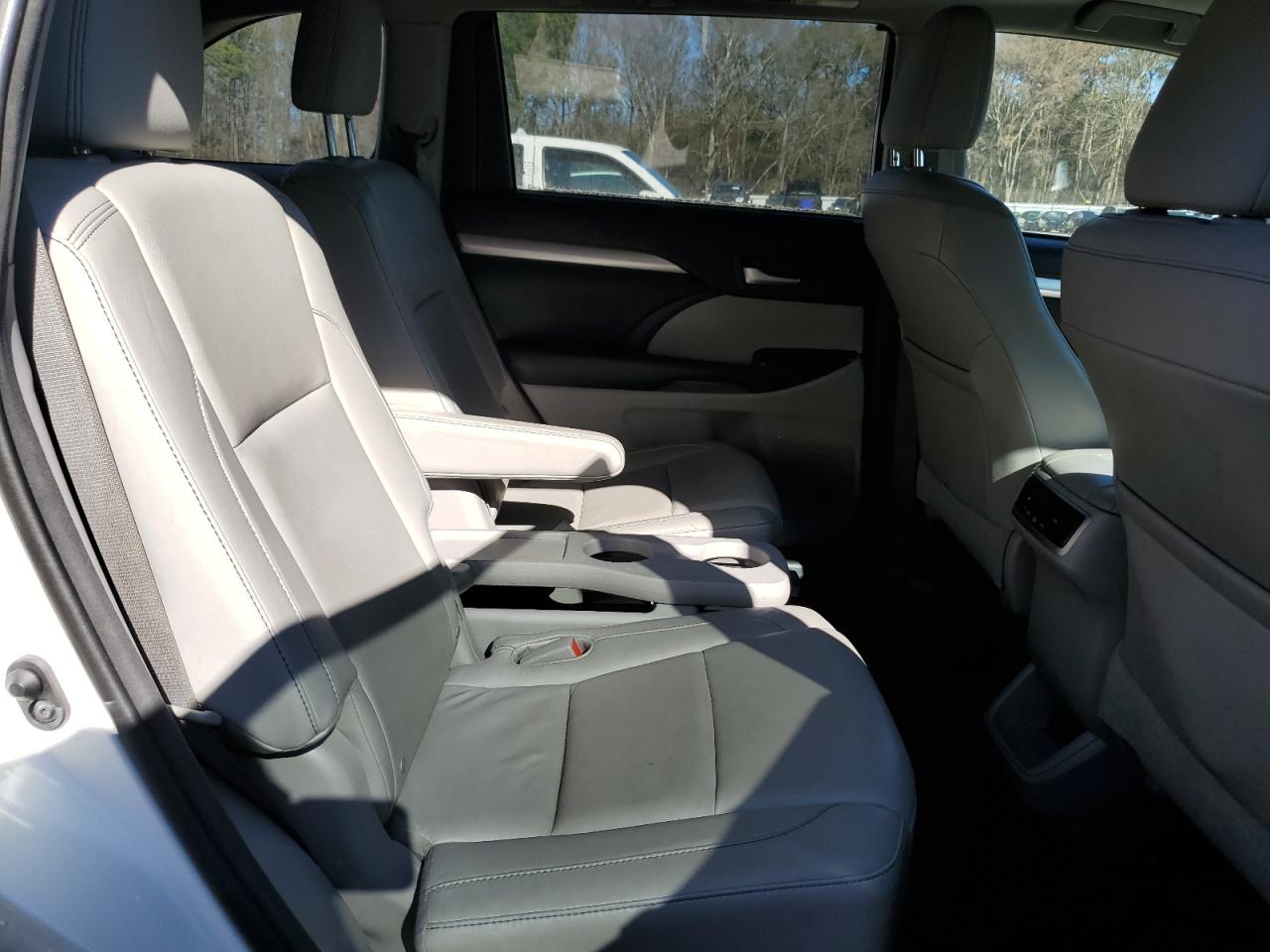 2015 Toyota Highlander - Image 11