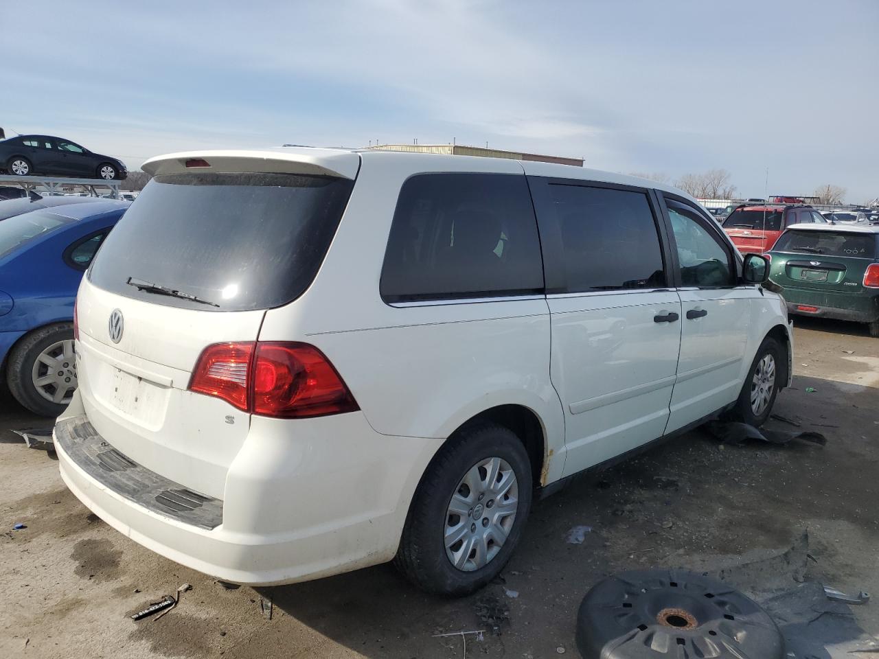 2011 Volkswagen Routan - Image 3