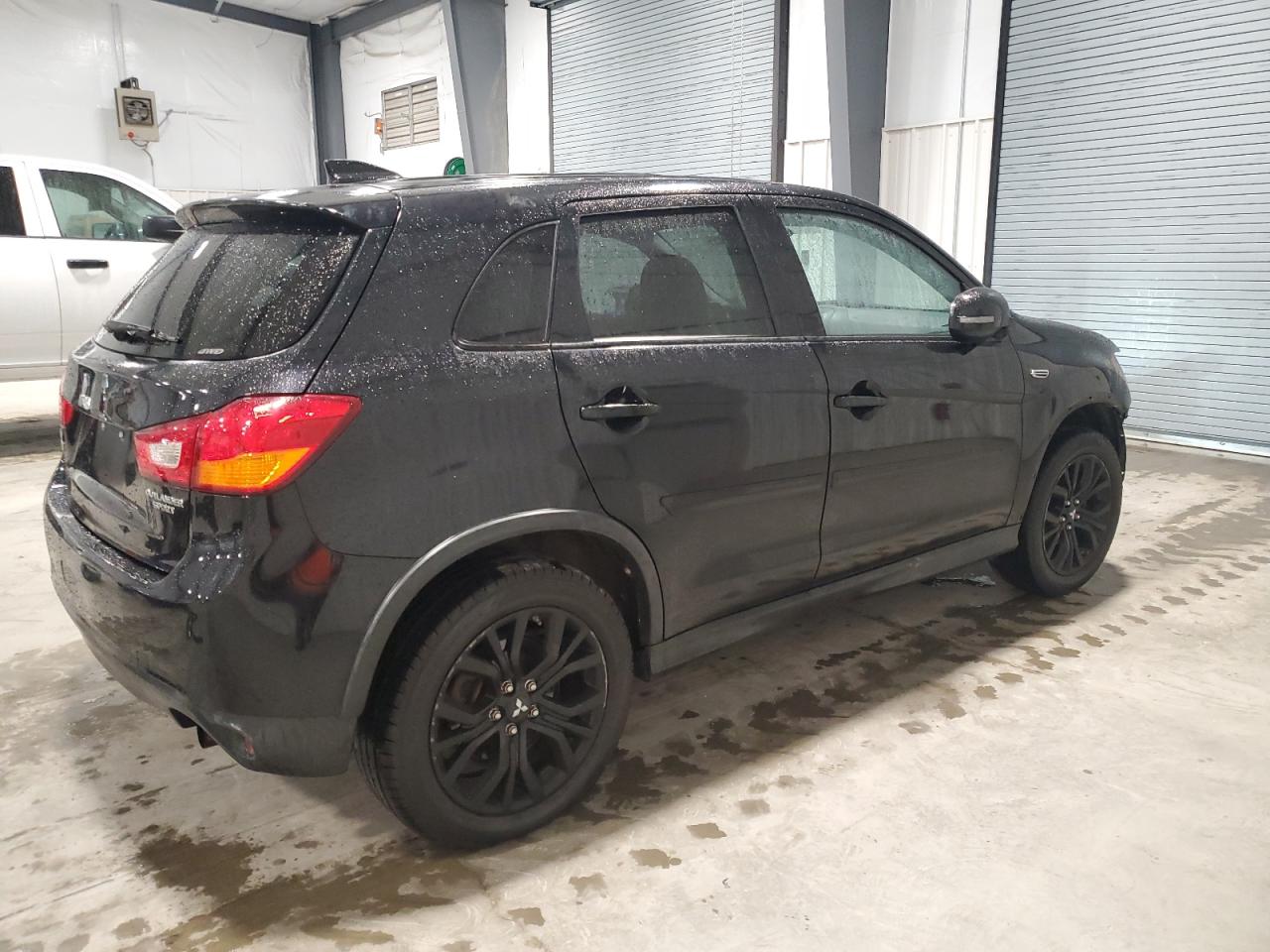 2017 Mitsubishi Outlander - Image 3