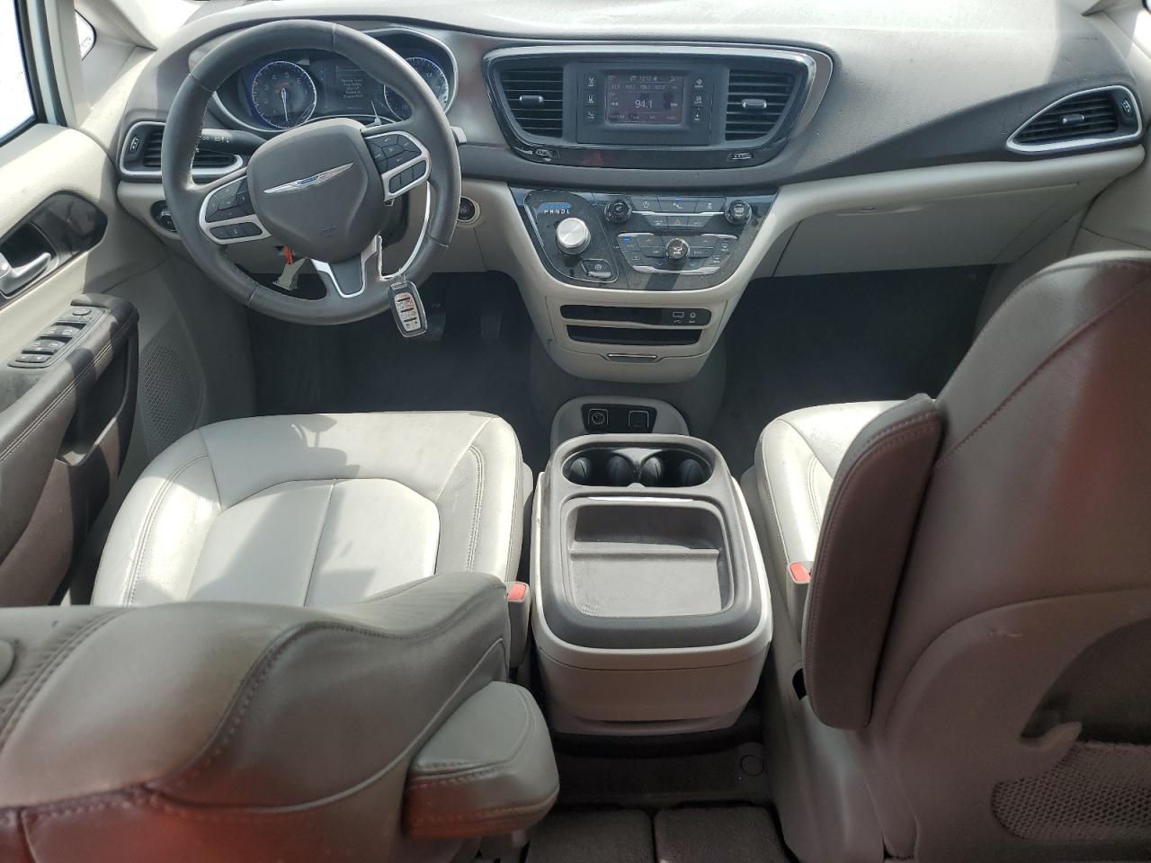 2017 Chrysler Pacifica - Image 8