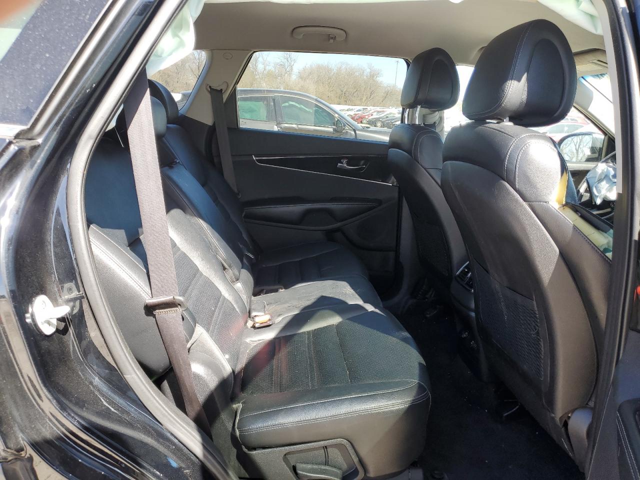 2016 Kia Sorento - Image 12
