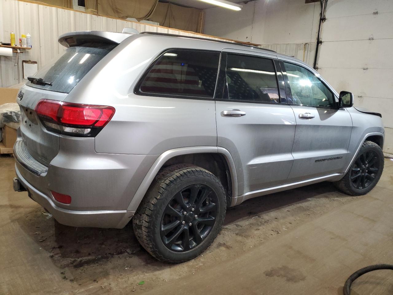 2017 Jeep Grand Cherokee - Image 3