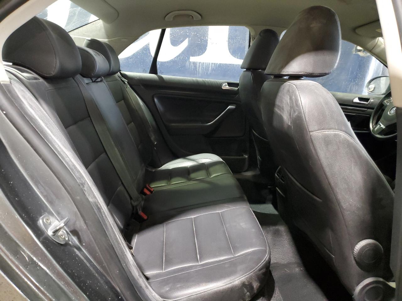 2010 Volkswagen Jetta - Image 10