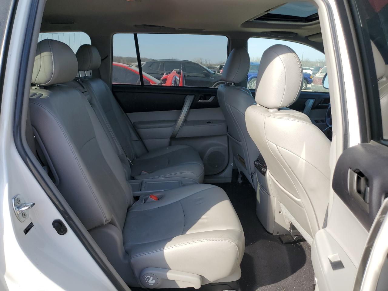 2013 Toyota Highlander - Image 11