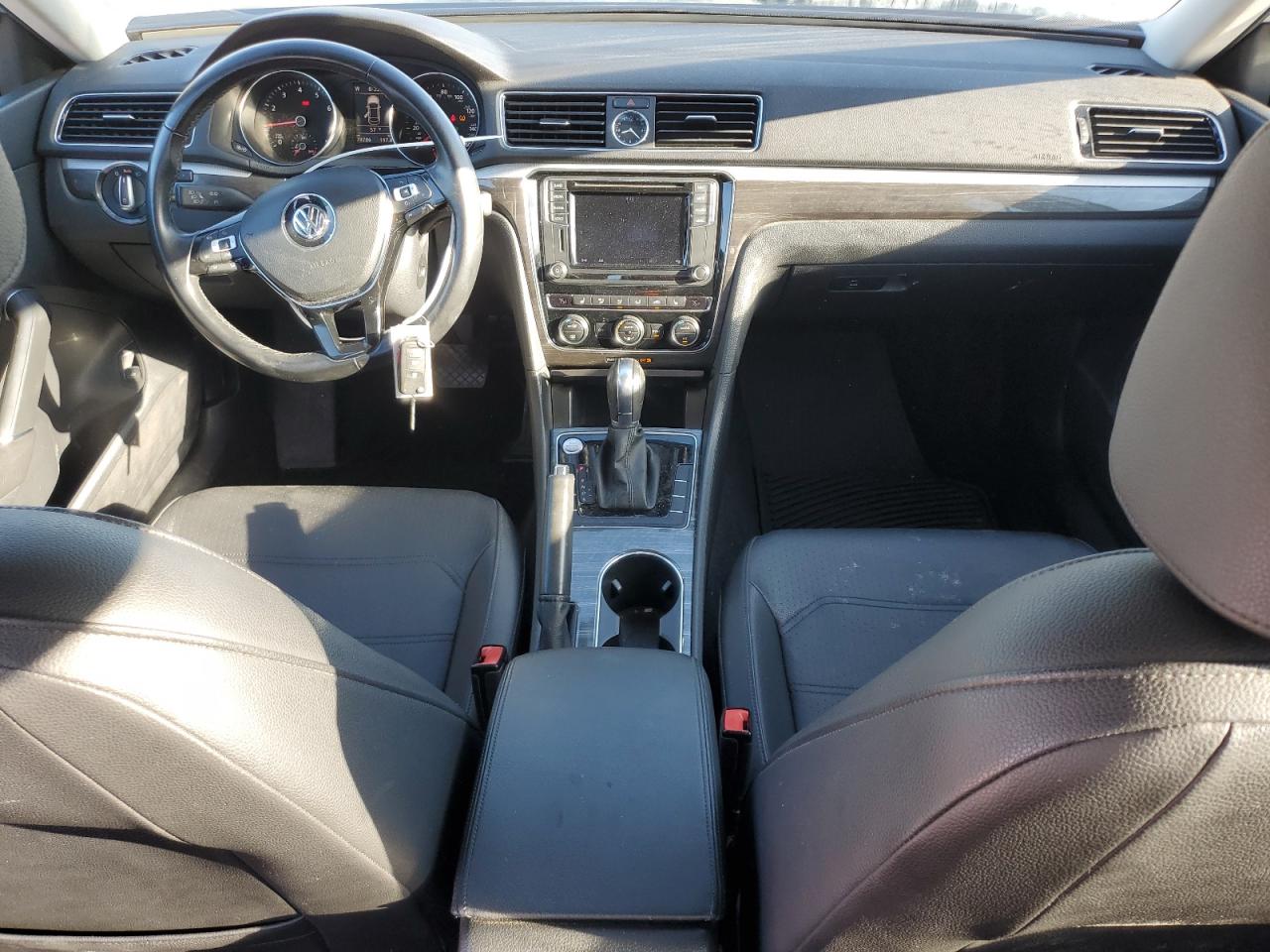 2017 Volkswagen Passat - Image 8