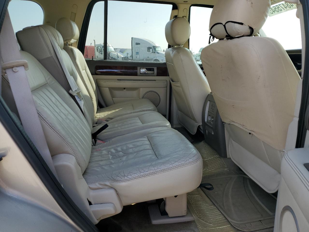2004 Lincoln Navigator - Image 11