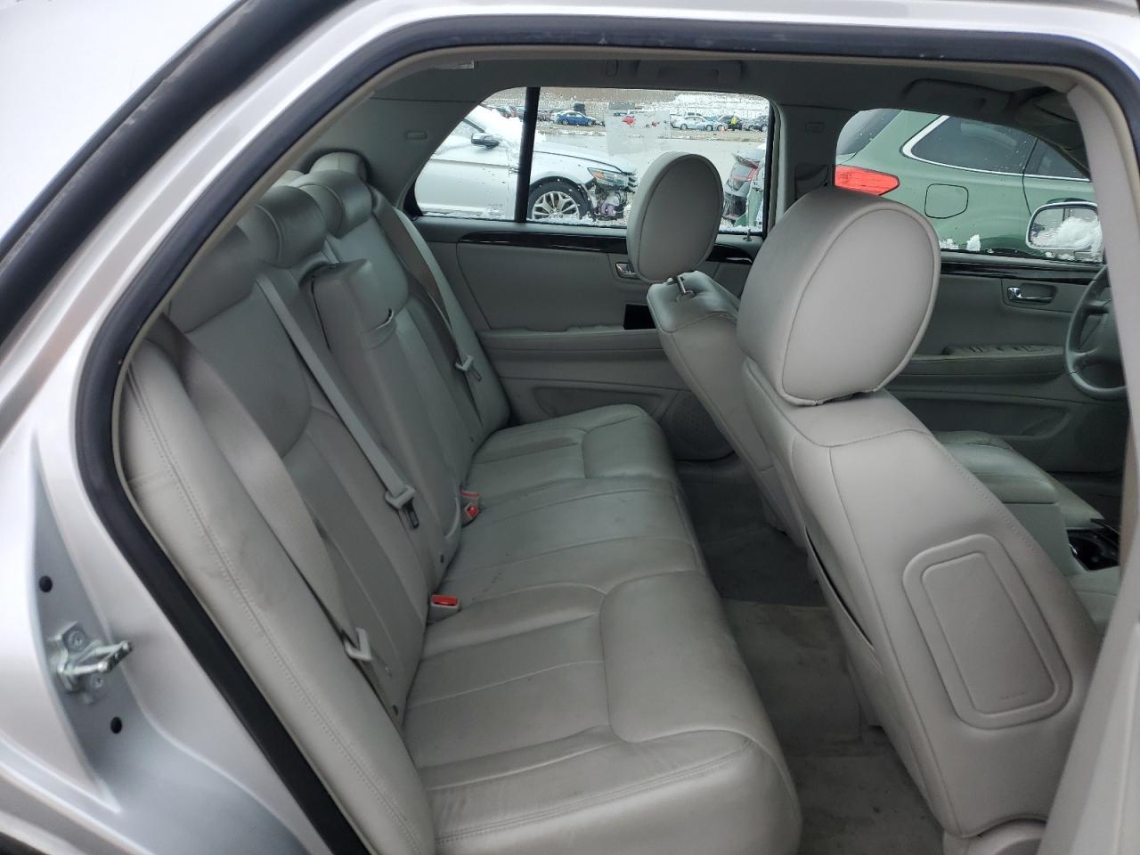 2010 Cadillac DTS - Image 10