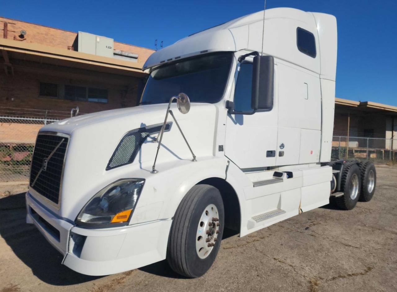 VIN: 4V4NC9EG1CN551024 VOLVO VN 2012 WHITE Photo 2