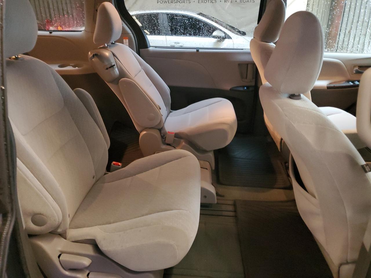 2017 Toyota Sienna - Image 11