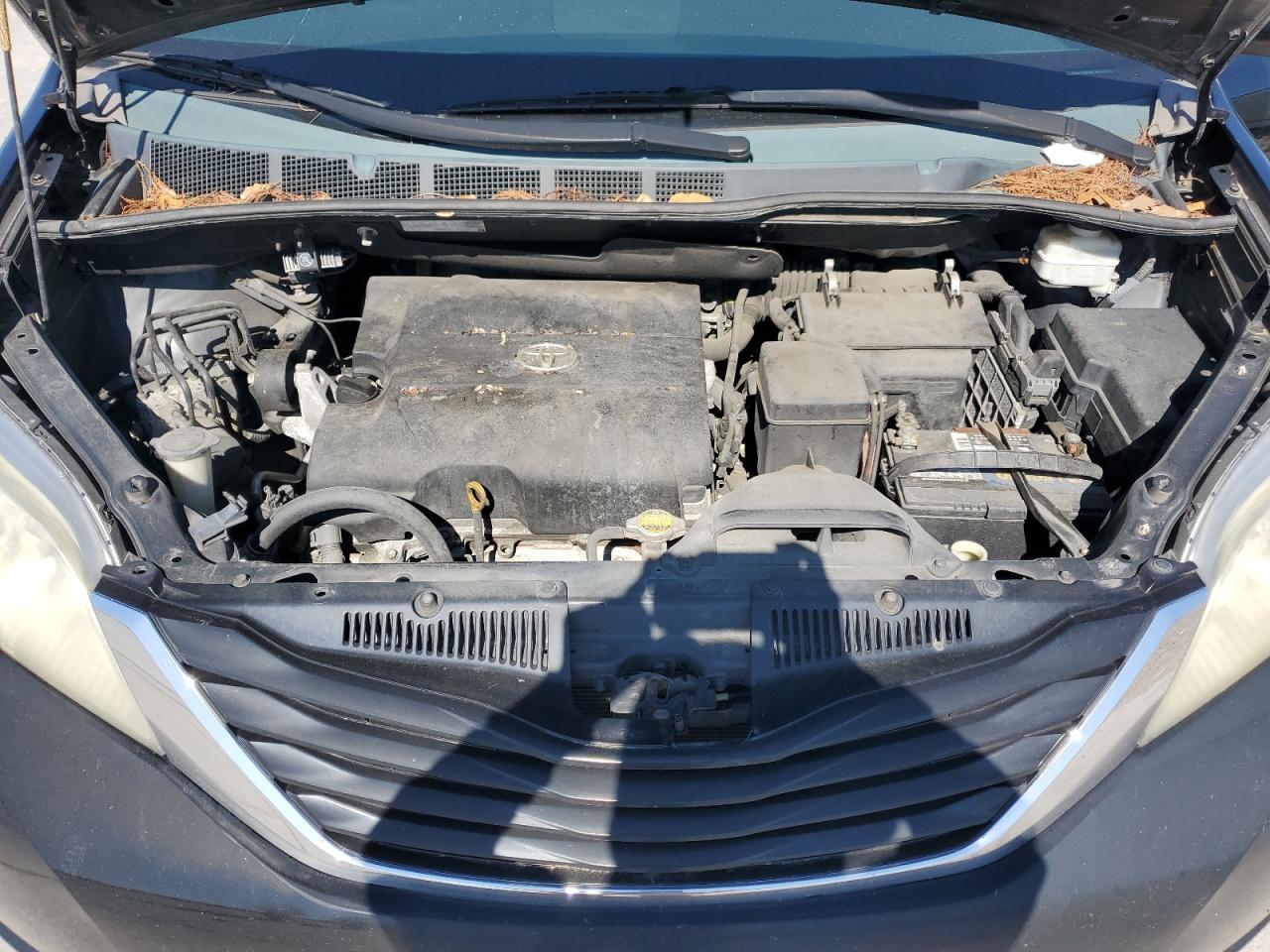 2011 Toyota Sienna - Image 12