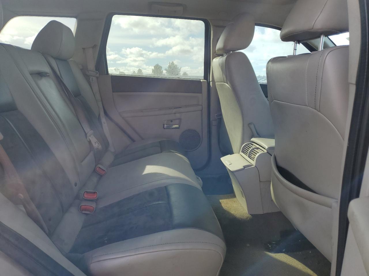 2007 Jeep Grand Cherokee - Image 11