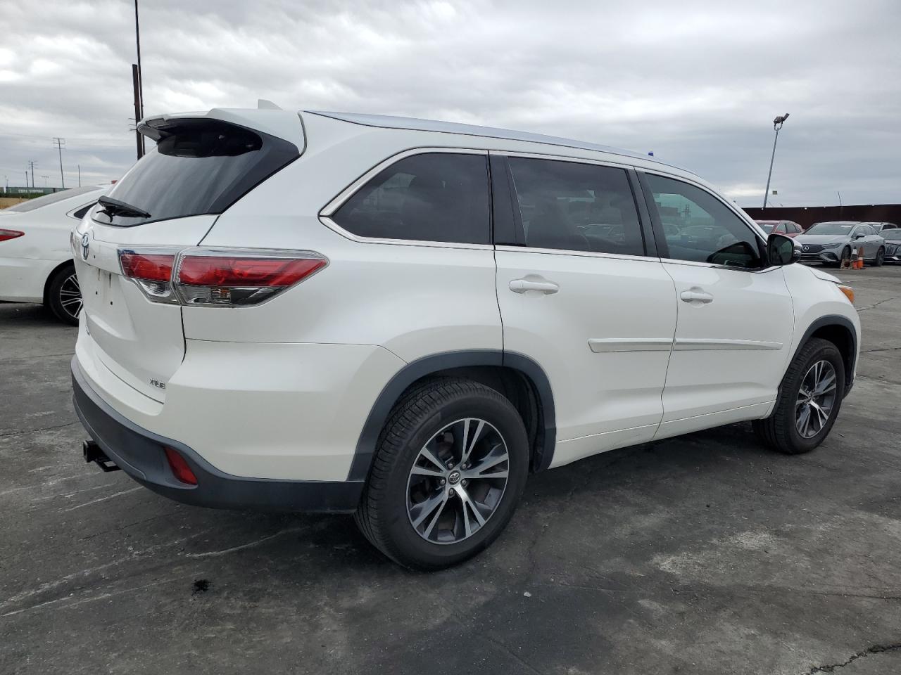2016 Toyota Highlander - Image 3