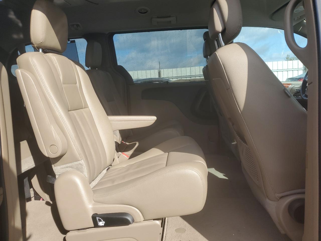 2015 Chrysler Town & Country - Image 11