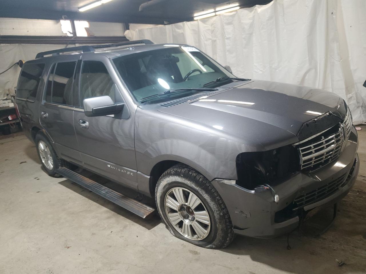 2014 Lincoln Navigator - Image 4