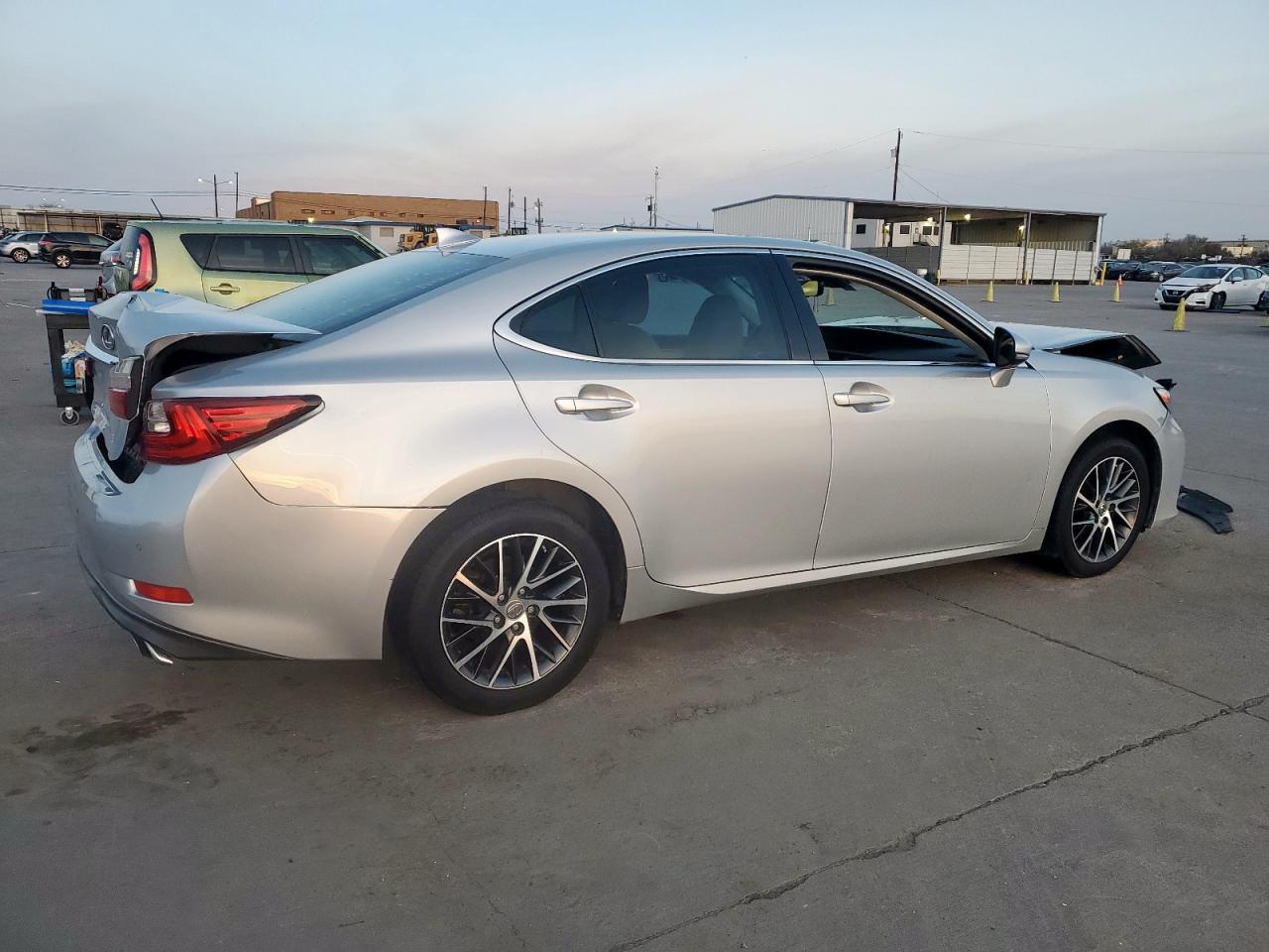 2017 Lexus ES - Image 3