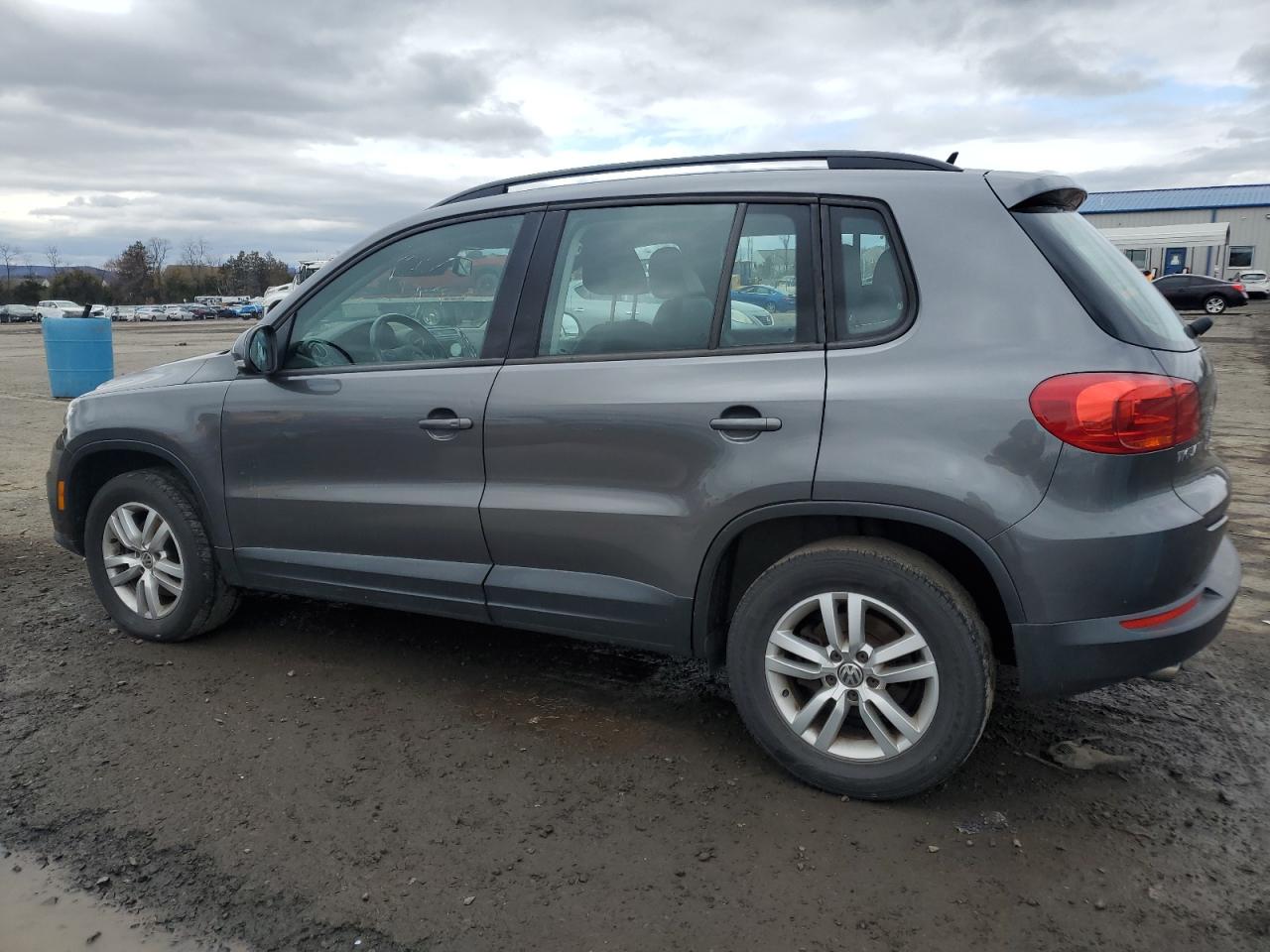 2016 Volkswagen Tiguan - Image 2