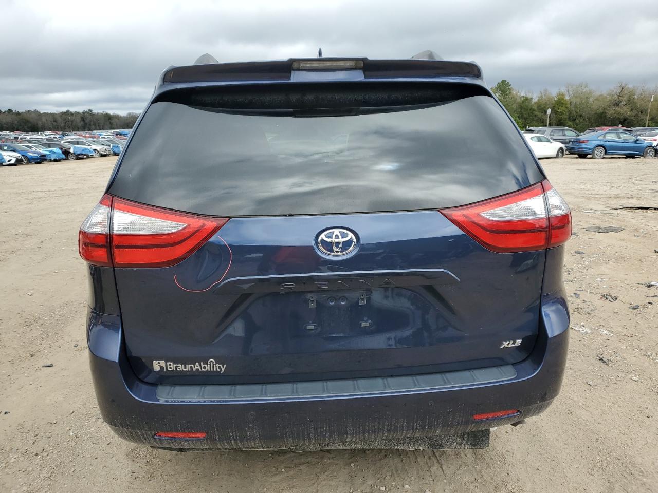 2018 Toyota Sienna - Image 6