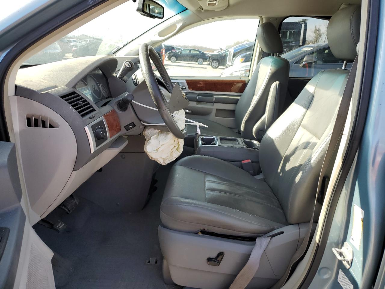 2009 Chrysler Town & Country - Image 7