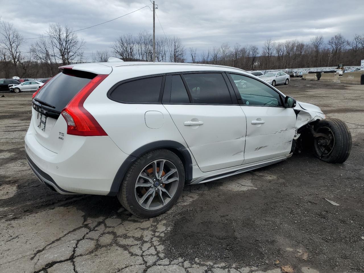 2016 Volvo V60 - Image 3