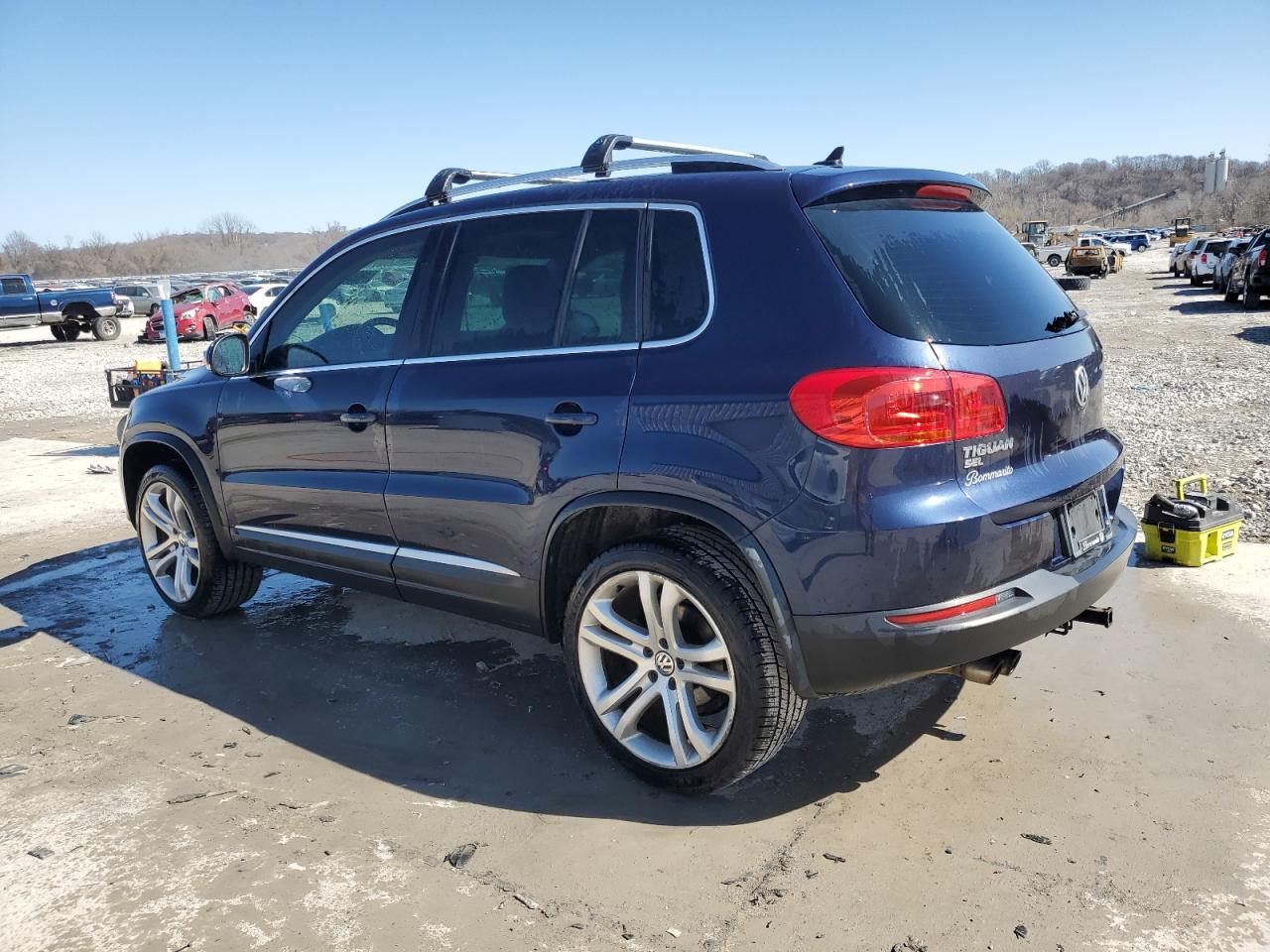 2016 Volkswagen Tiguan - Image 2